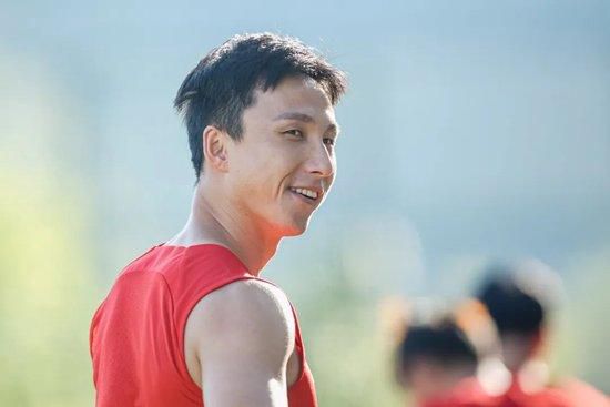 【双方首发以及换人信息】尤文首发：1-什琴斯尼、4-加蒂、3-布雷默、6-达尼洛、27-坎比亚索（88’15-伊尔迪兹）、16-麦肯尼、5-洛卡特利、20-米雷蒂（74’17-伊令）、11-科斯蒂奇（69’22-维阿）、9-弗拉霍维奇（68’14-米利克）、7-基耶萨替补未出场：36-佩林、23-平索里奥、12-桑德罗、13-怀森、24-鲁加尼、41-卡维利亚、47-农热热那亚首发：1-J-马丁内斯、4-德温特、5-德拉古辛、13-巴尼、20-萨贝利（84’14-沃利亚科）、22-J-巴斯克斯（46‘18-艾库班）、17-马利诺夫斯基、32-弗伦德卢普、47-巴代利、11-古德蒙德森、10-梅西亚斯（93’55-哈普斯）替补未出场：16-莱亚利、39-索马里瓦、3-阿隆-马丁、33-马特罗、36-赫夫蒂、2-托尔斯比、24-雅吉洛夫、25-库特鲁、99-加尔达梅斯、37-G-普斯卡什、40-菲尼